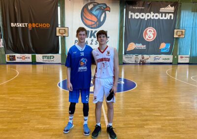 Zleva: Jakub Vágner (Sokol Pražský), Lorenzo Garavaglia (Basket Cernusco)